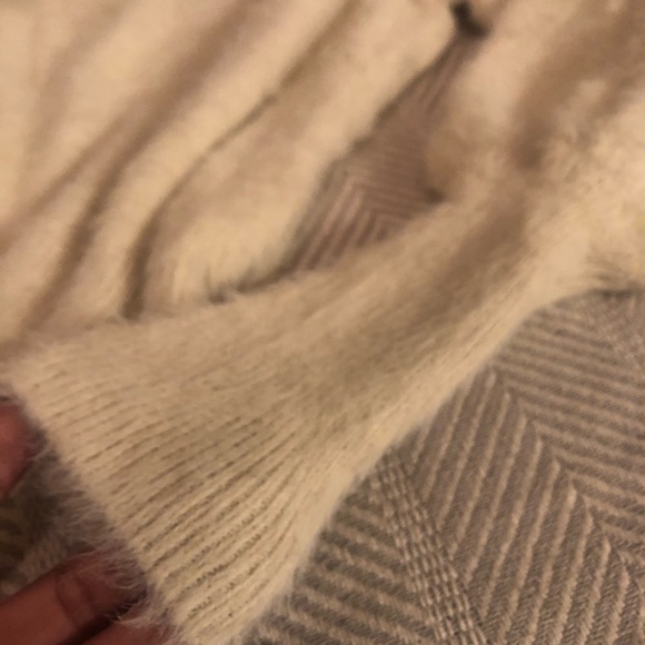 Sweater 🤍Gorgeous smocked cuff boatneck furry - Picture 7 of 12